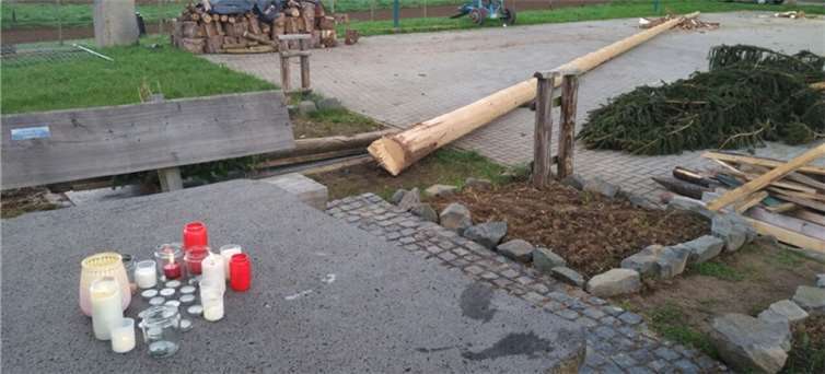 Kerzen in Gedenken an den verstorbenen 15-Jährigen an der Unglücksstelle. Fotos: WinklerTV