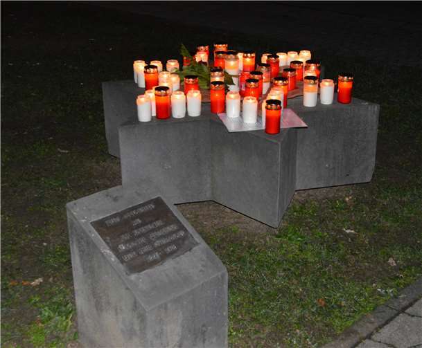 Kerzen stellten die Sozialdemokraten am Mahnmal an der Grabenstraße zum Gedenken an die jüdischen Mitbürger und den Brand der Synagoge 1938 auf.Foto: SPD