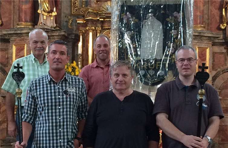 Kerzenträger Erwin Grabinski und Fahnenträger Uwe Büchel (hinten, v. l.) sowie Gerhard Urmersbach, Friedhelm Uenzen und Jörn Busenkell (vorne, v. l.). privat