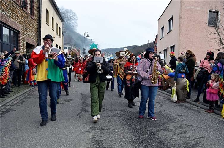 Kesseling Alaaf  Am Samstag den 10. Februar 23 prägten beim Karnevalszug in Kess...