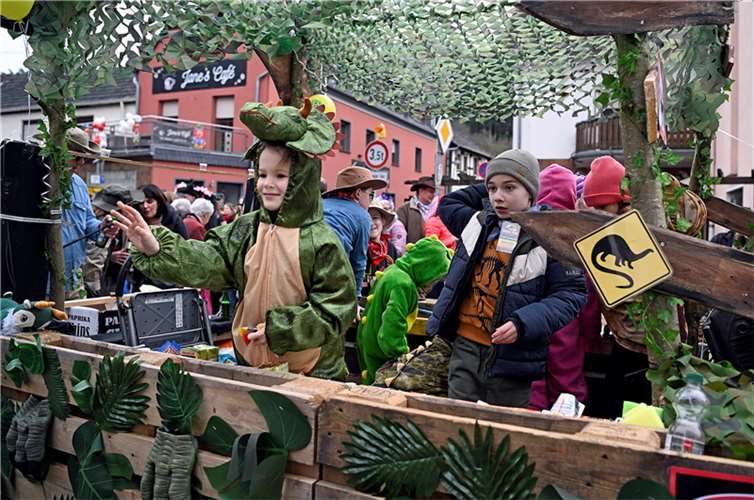 Kesseling Alaaf  Am Samstag den 10. Februar 23 prägten beim Karnevalszug in Kess...