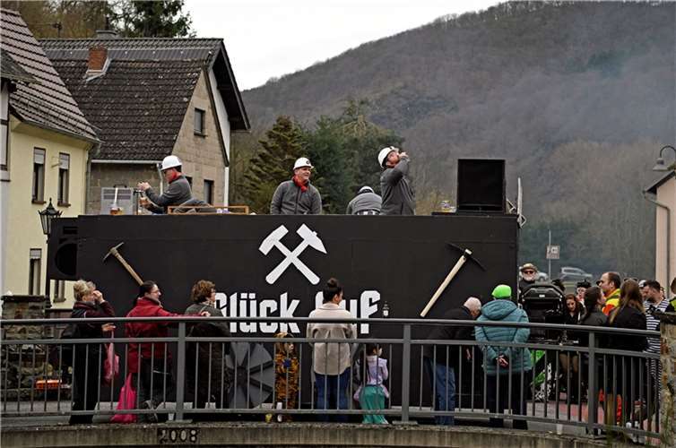 Kesseling Alaaf  Am Samstag den 10. Februar 23 prägten beim Karnevalszug in Kess...