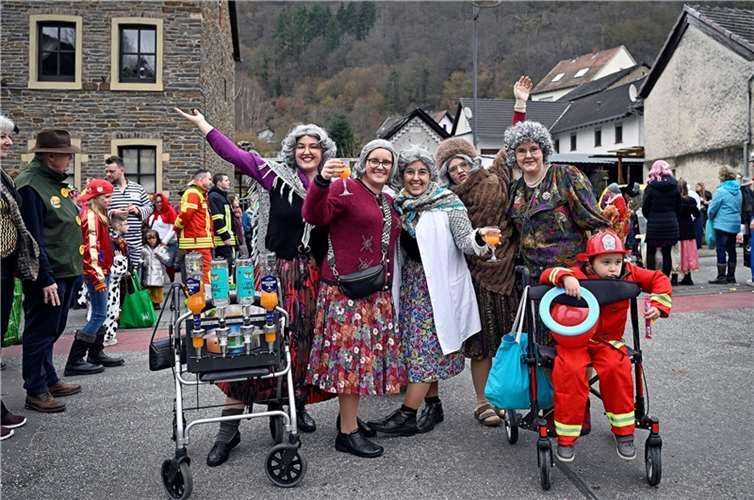 Kesseling Alaaf  Am Samstag den 10. Februar 23 prägten beim Karnevalszug in Kess...