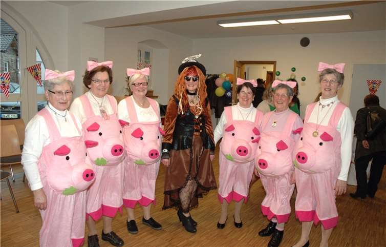 Kesselinger Obermöhn Helene Surges mit den Glücksschweinen.