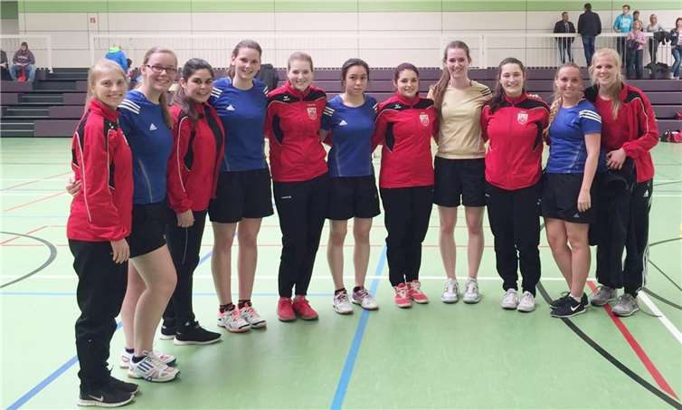 Kettig 1 und Kettig 2 bei der Siegerehrung. (v.l.): Andrea Bruchhof, Melanie Rünz, Mona Eichelsbacher, Vanessa Laux, Laura Böckling, Thana Hartmann, Lisa Steinhagen, Doreen Dammann, Anne Klein, Victoria Rünz, Laureen Ackermann, fehlend: Tina Thielen.  Privat