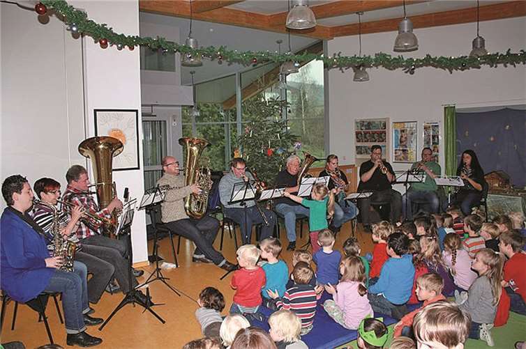 Kettig. Kürzlich bekamen die Kinder der Kindertagesstätte Kettig musikalische Unterstützung bei ihrem Singkreis. Bereits zum zweiten Mal in Folge besuchten die Rheinischen Musikfreunde Kettig den Singkreis vor dem Nikolausfest. Neben mehreren Weihnachts- und Nikolausliedern durften die Kinder auch Lieder raten, und als Gewinn einmal vor dem Musikverein Dirigent sein. Es war wieder ein tolles Erlebnis für die Kinder.privat