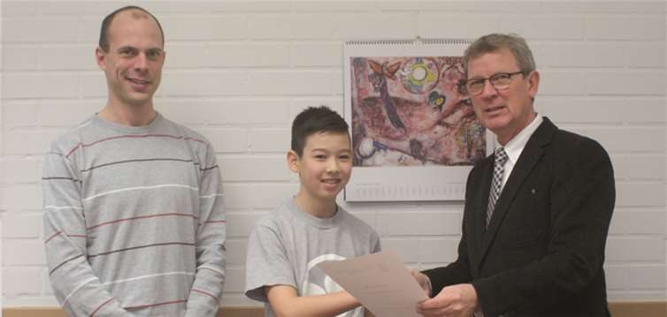 Kevin Boehnke (Mitte) hat sich für die zweite Runde qualifiziert. privat