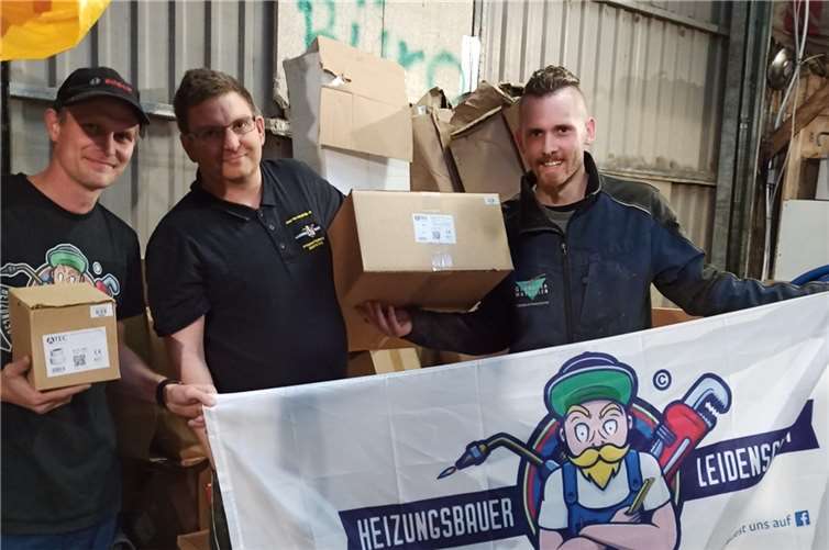 Kevin Buchenau (links) und sein Team von handwerkerhelfen.de, eine Initiative der ‚Heizungsbauer aus Leidenschaft‘, freuen sich über die Sachspenden von ATEC. Foto: privat