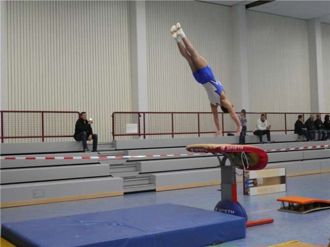 Kevin Henschel bei seinem Handstandüberschlag.  Fotos: Turngesellschaft 1888 Polche.V.