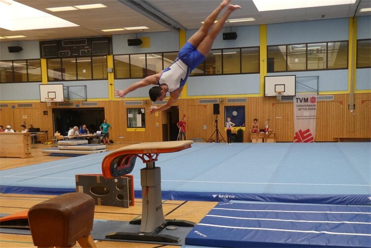 Kevin Henschel beim Handstandüberschlag mit einer halben Drehung.