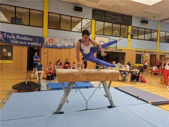 Kevin Henschel beim Scherspreizen am Pauschenpferd.