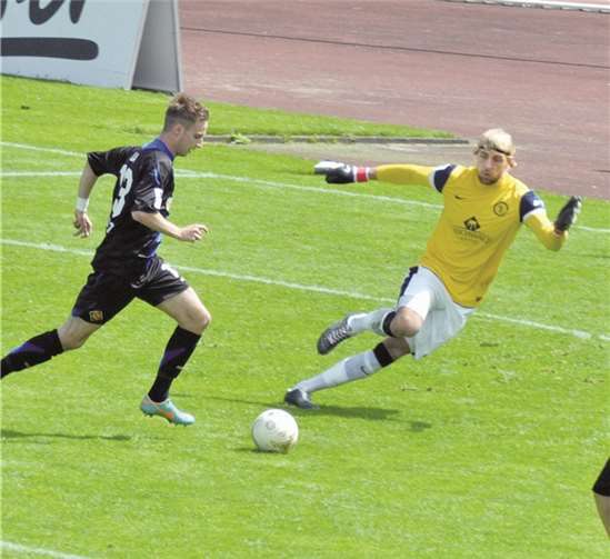 Klarer Sieg im letzten Heimspiel Kevin Lahn auf dem Weg zum 3:0.