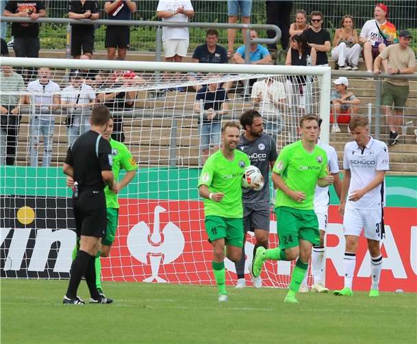 Kevin Lahn hatte sich im DFB-Pokalspiel gegen Arminia Bielefeld eine Verkrümmung des kleinen Fingers zugezogen, die nun operiert worden ist. Er will in dieser Woche wieder ins Training einsteigen. Quellen: FV Engers