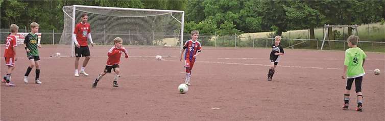 Kevin Lahn vom 1 FC Kaiserslautern trainierte mit den jungen Kickern.