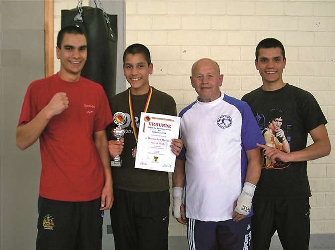 Kevin Miah (2.v.l.) freute sich mit seinen Brüdern Robert (1.v.l.) und Marvin (4.v.l.) und Trainer Heinrich Ottersbach über die tolle Platzierung bei den Deutschen Meisterschaften.privat
