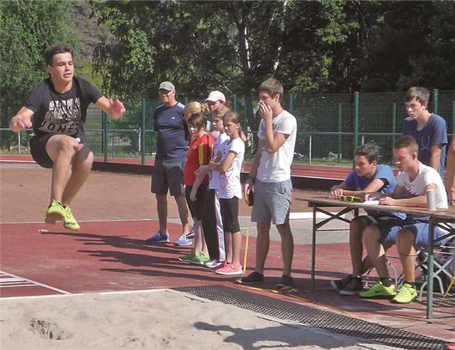 Kevin Schröder von der Realschule plus Treis-Karden erzielte beim Weitsprung eine respektable Weite.