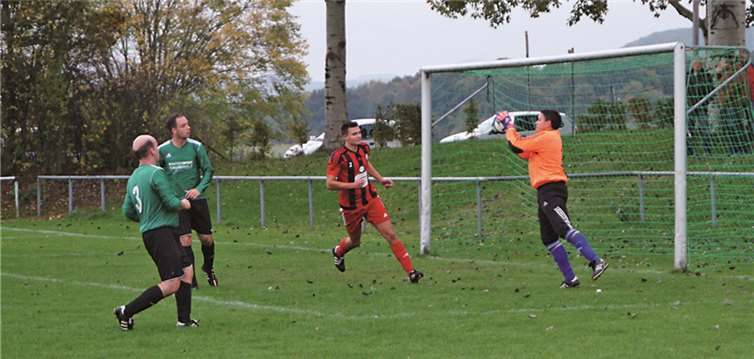 Kevin Wagner, Torwart der SG Franken/Königsfeld, hält Ball und Ergebnis gegen den Ahrweiler BC fest.Wolf Eggers