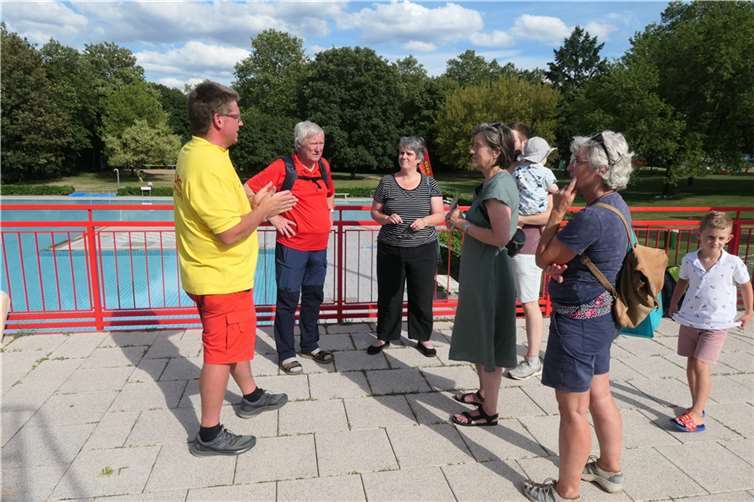 Kevin Wassong im Gespräch mit Iris Loosen, Bettina Fellmer, Volker Thehos, Tim Schäfer, Karin Keelan und Simon Keelan. Foto: Simon Keelan