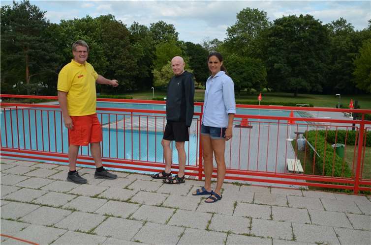Kevin Wassong (links) erläutert Ulrich van Bebber und Christina Steinhausen die Bedenken der DLRG-Ortsgruppe Remagen bezüglich der Pläne, das Nichtschwimmerbecken zu verkleinern.  Foto: : FDP-Fraktion im Stadtrat Remagen