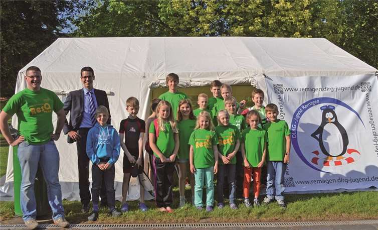 Kevin Wassong und Stefan Weichert mit der DLR-Jugend vor dem neuen Großraumzelt. -AB-