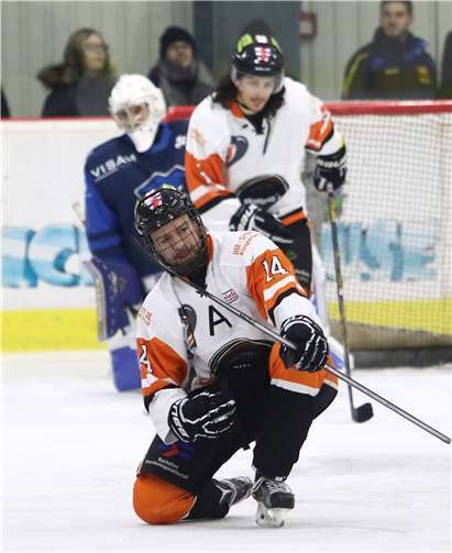 Kevin Wilson jubelt: In der Saison 2017/18 erzielte er für Dinslaken sechs Treffer gegen die Bären, ab der Spielzeit 2018/19 geht er nun für den EHC auf Torejagd.privat