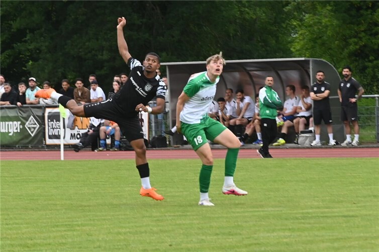 Kevin de Jesus Francis Cabello (links) traf bei der SG Rheindörfer zum wichtigen 1:1-Ausgleich.
