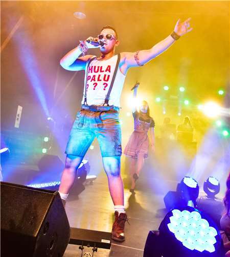 Kevin lässt die Veranstaltung als originalgetreues Gabalier-Double „rocken“.privat