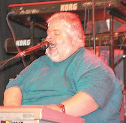 Keyboarder "Kniff" Rosenbaum in Aktion.privat