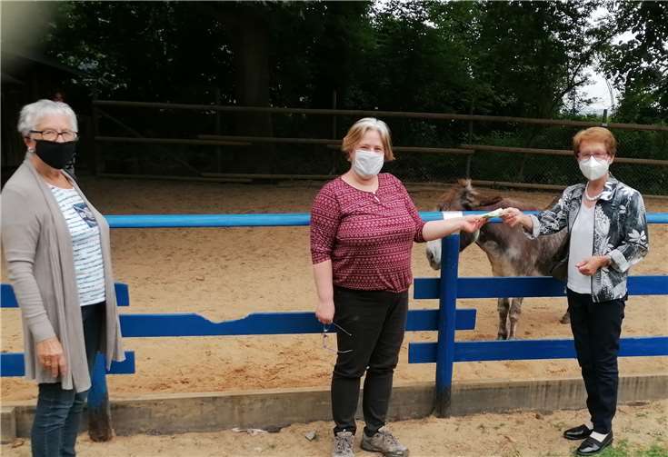 KfD-Vorsitzende Monika Buckstegge (rechts) überreichte mit Vorstandskollegin Ria Schmitz (links) 300 Euro an Schwanenteich-Sprecherin Tina Weiland (Mitte).Foto: privat