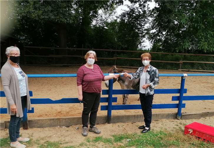 KfD-Vorstandskollegin Ria Schmitz (li.) und KfD-Vorsitzende Monika Buckstegge (re.) überreichten die Spende an Tina Weiland (Mitte) vom Schwanenteich. Foto: BL