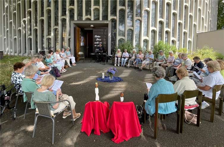Kfd St. Matthias feiert unter freiem Himmel. Foto: Petra Frey