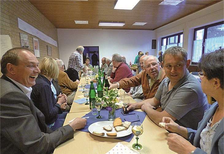 Kfd und Männergesangverein beim Gedankenaustausch. privat