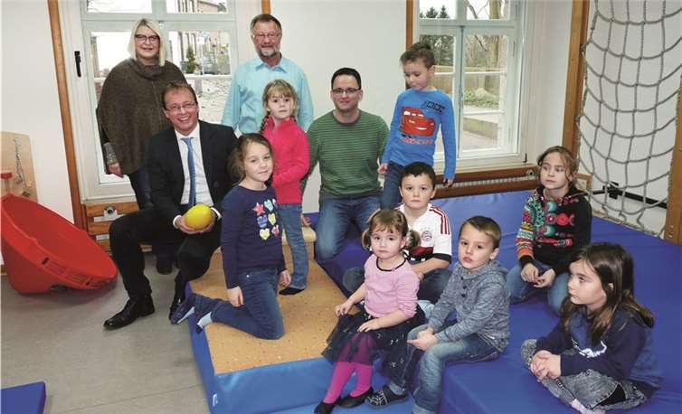 KiGa-Leiterin Ute Hinkel (v.l.), VG-Bürgermeister Jörg Lempertz, Ortsbürgermeister Bernd Merkler und der erste Vorsitzende des Fördervereins, Martin Geilen, freuten sich gemeinsam mit den Kindern. FRE