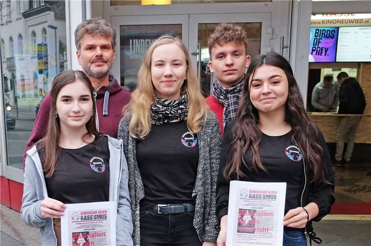 KiJub-Leiter Jürgen Gügel (hinten links) und die Jugendbeirats-Mitglieder Justus Sartorius (hinten rechts), Madeleine Kopp, Sonja Kowallek und Hanan Sidou (vorne, von links) waren sehr zufrieden mit der Resonanz auf ihre Aktion.Foto: privat