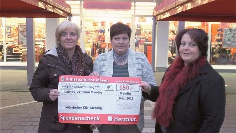 KiK-Mitarbeiterinnen überreichen den Scheck an Caritas-Einrichtungsleiterin Astrid Klasen.privat