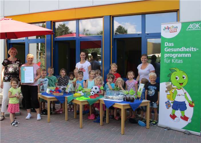 KiTa Leiterin Daniela Bockshecker und die Erzieherinnen Laura Siegmund und Jutta Leicher nahmen das Zertifikat aus den Händen von Mechthild Hastenteufel, AOK-Ernährungsfachkraft, entgegen. Foto: privat