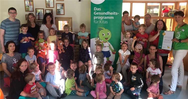 KiTa-Leiterin Michaela Schäfer nahm das Zertifikat aus den Händen von Sabine Zimmermann, AOK-Ernährungsfachkraft, entgegen. Foto: privat