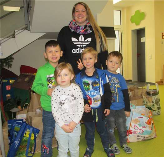 KiTa-Sozialarbeiterin Kim Schmengler mit den Kindern der KiTa St. Georg, Polch bei der Übergabe der Spenden.  Foto: Dietmar Barth