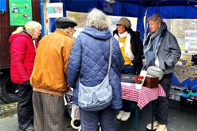 KiTa-Sozialarbeiterin Kim Schmengler und Besucher am Stand der Caritas Tafel Polch. Foto: Irene Franke