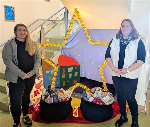 KiTa-Sozialarbeiterin Kim Schmengler und KiTa-Leiterin Renate Huhn bei der Übergabe der Spenden.  Foto: Dietmar Barth