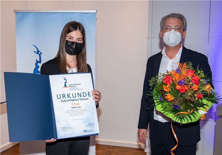 Kiara Link von der Schülergenossenschaft EGON nahm in Mayen den mit 15.000 Euro dotierten 1. Preis beim 12. Zukunftspreis Heimat von Sascha Monschauer, Vorstandsvorsitzender der Volksbank RheinAhrEifel eG, entgegen. Foto: Peter Seydel