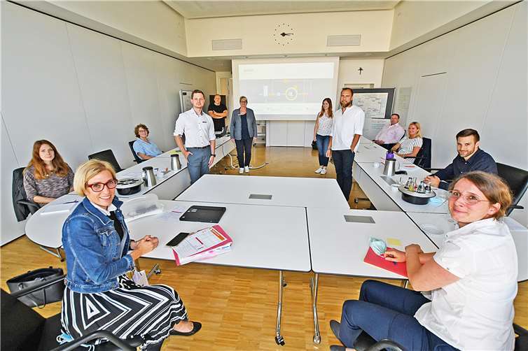 Kick-Off-Veranstaltung zur Digitalisierung des Unterhaltsvorschusses. Büroleiterin Petra Kretzschmann (hinten links) ließ sich von Matthias Bock-Greiss (hinten links) die Vorgehensweise des „Agilen Projektmanagements“ und die Arbeitsergebnisse des Projektteams erklären. Foto: Kreisverwaltung/Morcinek