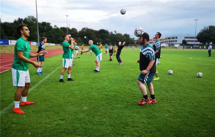Kicker des Fußball-Oberligisten der SG 2000 Mülheim-Kärlich trainieren mit Athleten der Rhein-Mosel-Werkstatt für Menschen mit Behinderung. Foto: TomTom PR Agentur