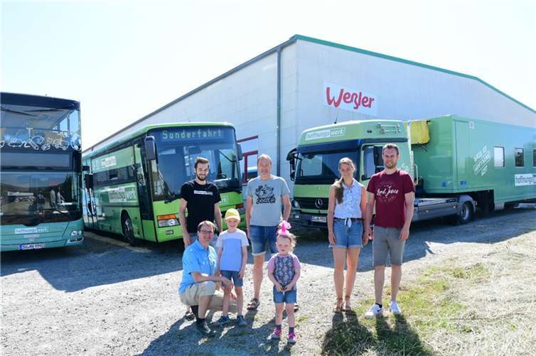 Kids-Bus, Café-Bus und Kids-Trailer wurden in Wienau um- und ausgebaut und in den Farben des Hoffnungswerks foliert.  Foto: KERN