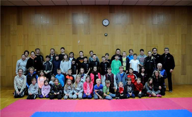 Kids, Trainer und Elternvertreter des diesjährigen Kinder-Trainingslagers. privat