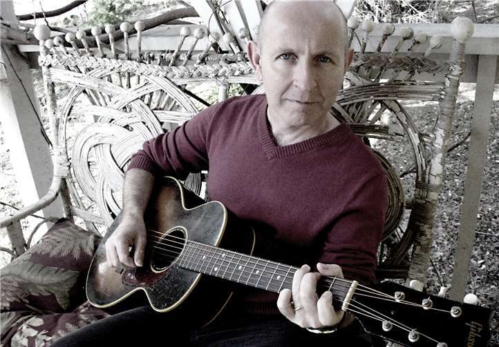 Kieran Goss kommt am 10. November mit Annie Kinsella nach Höhr-Grenzhausen. Gemeinsam werden sie ihr Publikum mit irischer Folklore verzaubern. Privat