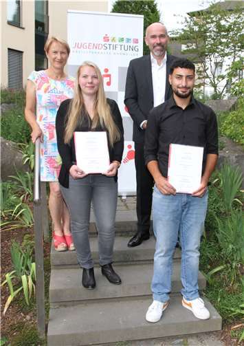 Kim Alena Stelzer (2. v. l.) und George Katcho (1. v. r.) freuten sich gemeinsam mit OStD Gundi Kontakis (l.), Schulleiterin der Berufsbildenden Schule des Landkreises Ahrweiler, über die Förderpreise der Jugendstiftung der Kreissparkasse Ahrweiler aus den Händen von Guido Mombauer. Foto: Kreissparkasse Ahrweiler