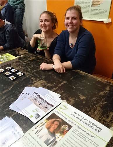 Kim-Bella Becic (l.) und Julia Renda sammelten nicht nur Geld, sondern informierten auch über die Arbeit der Stiftung. privat