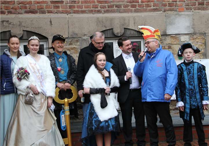 Mit „Wischmopp“ zur Wehr gesetzt! Kim Clos (Page), Bartholomäusmarktkönigin Svenja Clos, Hofkanzler Frank Spiegel, Verbandsbürgermeister Uwe Bruchhäuser, Prinzessin Lena I, Stadtbürgermeister Oliver Krügel, EKG Präsident Frank Ackermann, Prinz Jerome I.