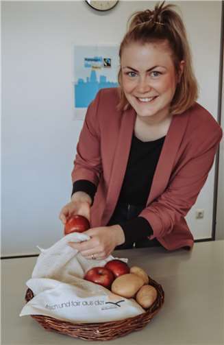Kim Lachmann, Projektbeauftragte der VG, mit einem der Obstbeutel.Quelle: VG Weißenthurm